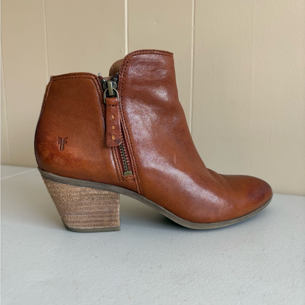 FRYE JUDITH BOOTIE COGNAC 6M EUC